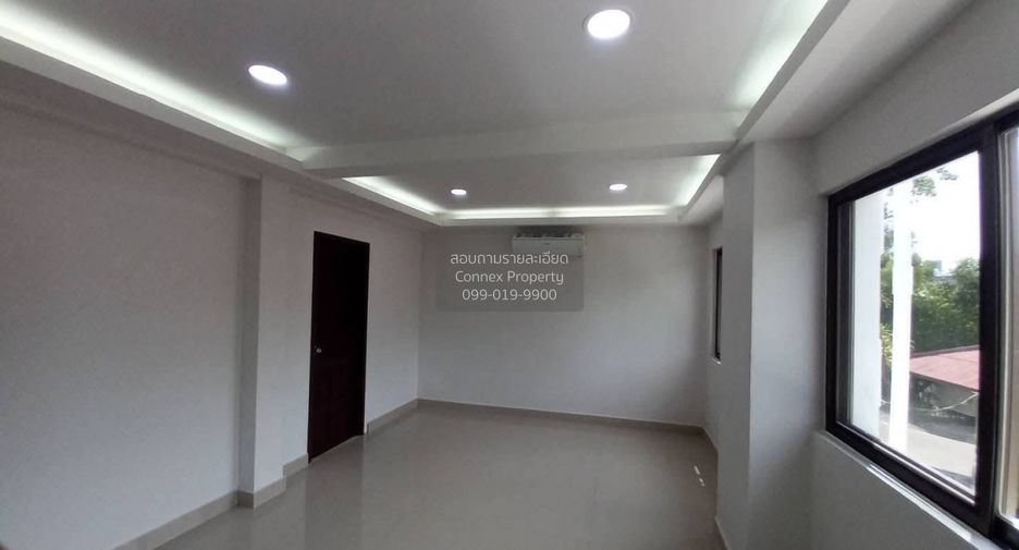 For rent 3 bedrooms townhouse in Watthana, Bangkok
