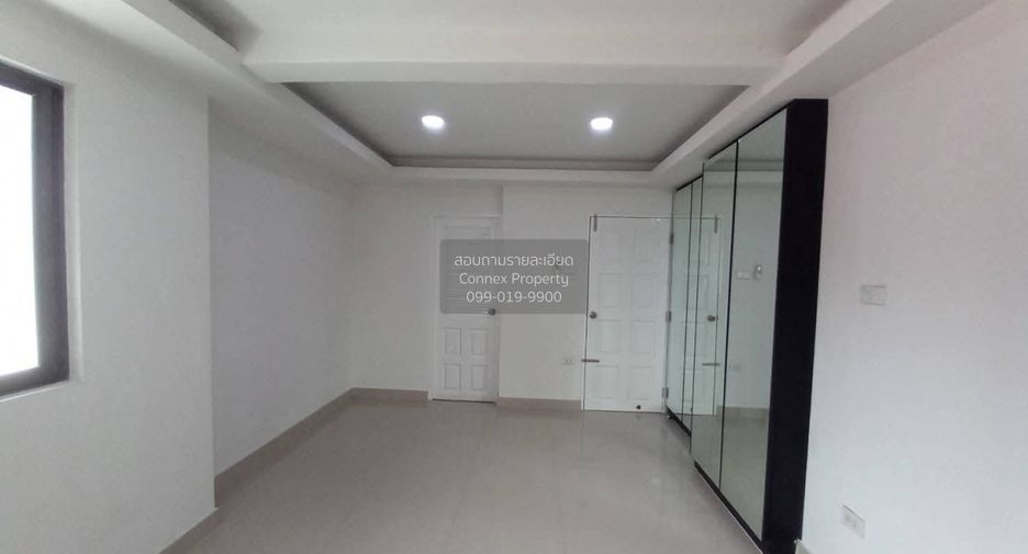 For rent 3 bedrooms townhouse in Watthana, Bangkok