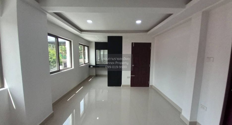 For rent 3 bedrooms townhouse in Watthana, Bangkok