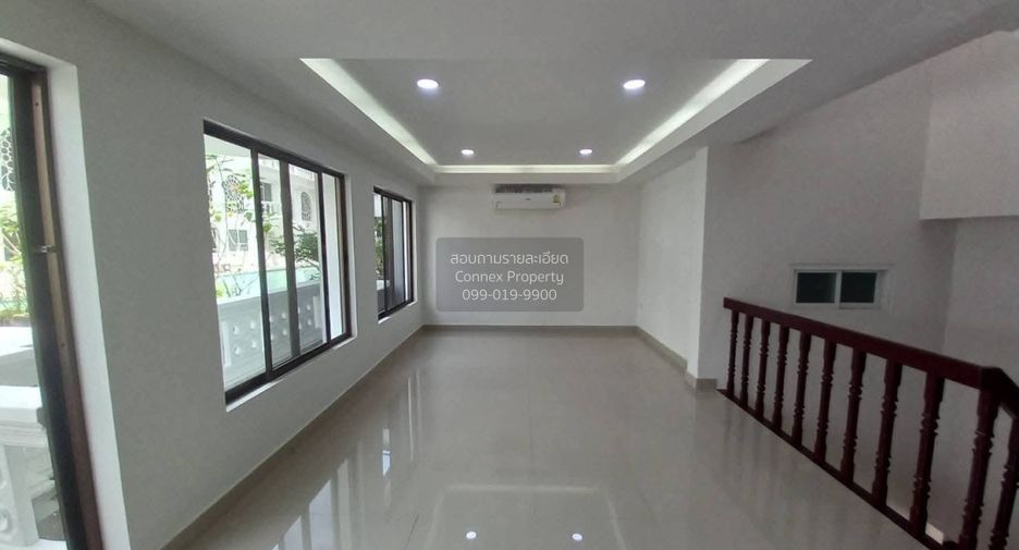 For rent 3 bedrooms townhouse in Watthana, Bangkok