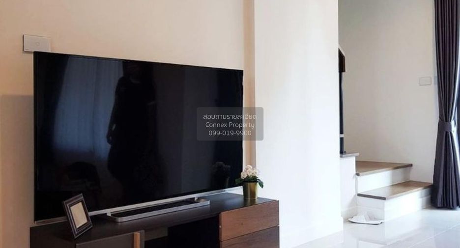 Casa adosada en alquiler de 3 habitaciones en Bang Phli, Samut Prakan
