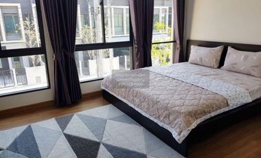 Casa adosada en alquiler de 3 habitaciones en Bang Phli, Samut Prakan