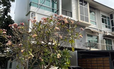 À louer 3 chambres maison de ville à Prawet, Bangkok