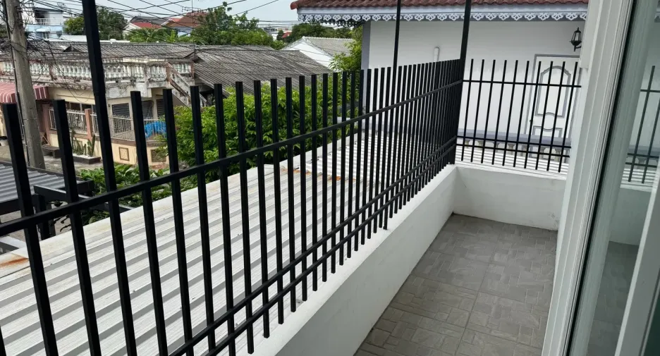 For rent 3 bedrooms house in Saphan Sung, Bangkok