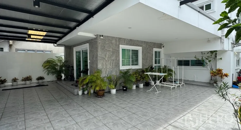 For rent 3 bedrooms house in Saphan Sung, Bangkok