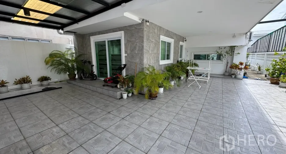 For rent 3 bedrooms house in Saphan Sung, Bangkok