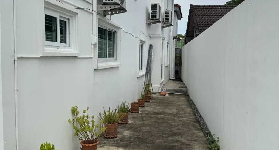For rent 3 bedrooms house in Saphan Sung, Bangkok