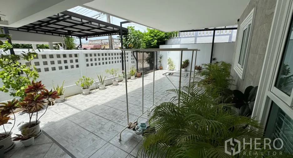 For rent 3 bedrooms house in Saphan Sung, Bangkok