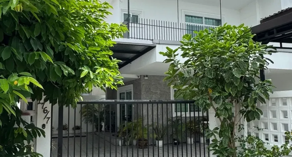 For rent 3 bedrooms house in Saphan Sung, Bangkok