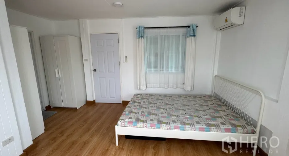 For rent 3 bedrooms house in Saphan Sung, Bangkok