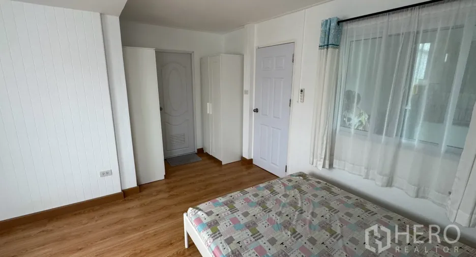 For rent 3 bedrooms house in Saphan Sung, Bangkok