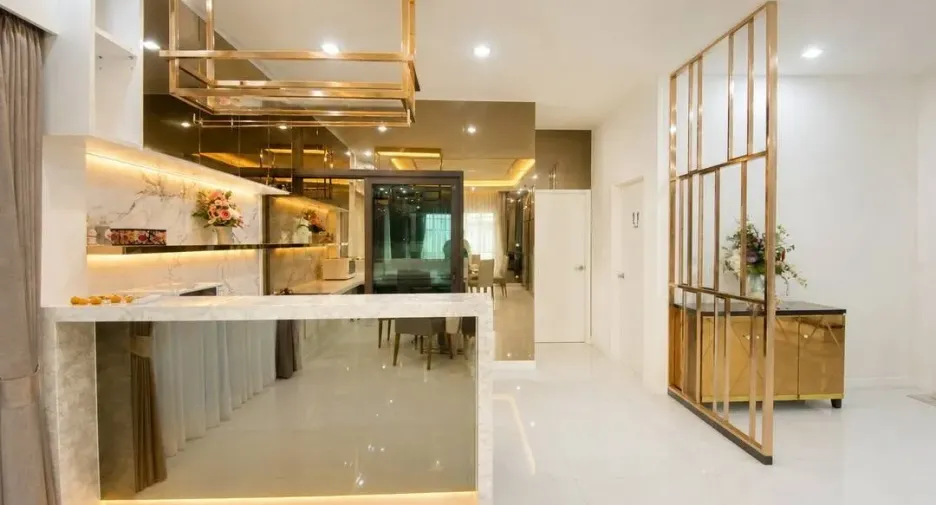 Casa en alquiler de 5 habitaciones en Prawet, Bangkok