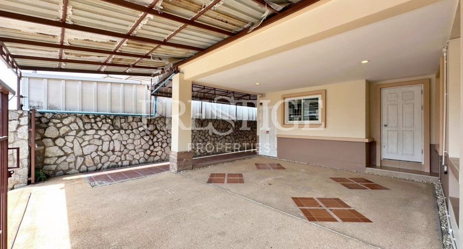 Casa en alquiler de 3 habitaciones en Bang Lamung, Chonburi