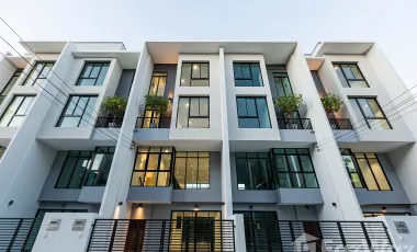 Casa adosada en venta y en alquiler de 3 habitaciones en Sai Mai, Bangkok