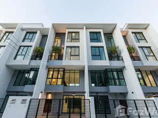 Casa adosada en venta y en alquiler de 3 habitaciones en Sai Mai, Bangkok