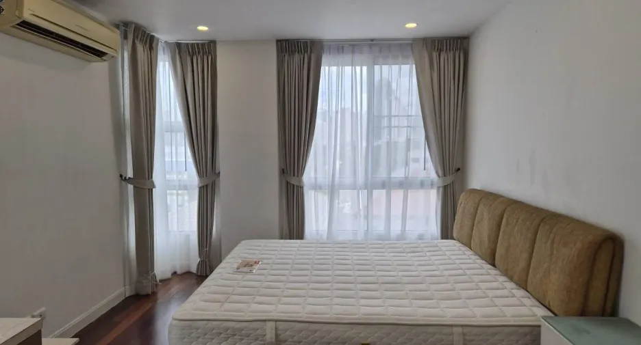 For rent 2 bedrooms condo in Yan Nawa, Bangkok