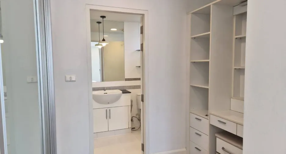 For rent 2 bedrooms condo in Yan Nawa, Bangkok
