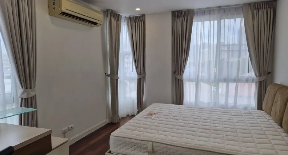 For rent 2 bedrooms condo in Yan Nawa, Bangkok