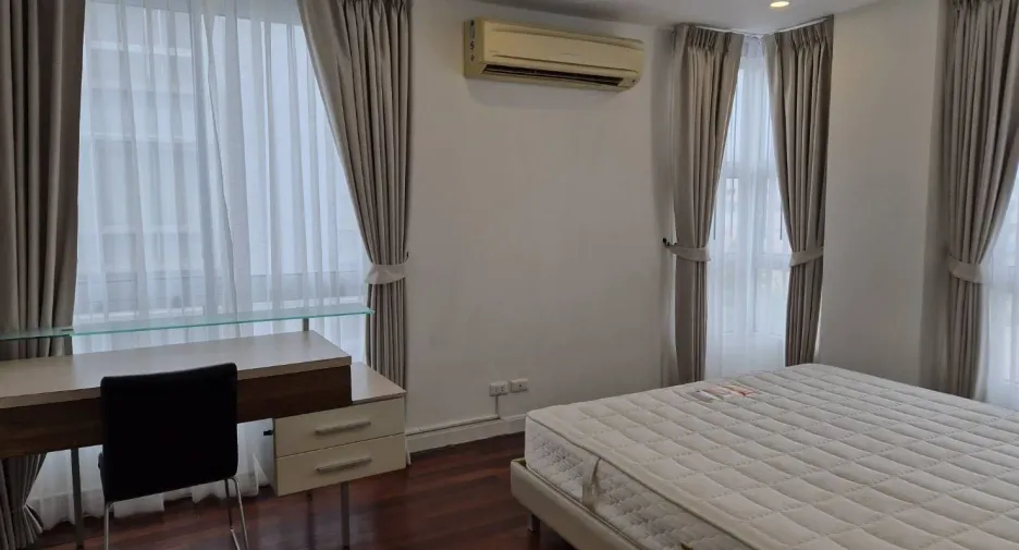 For rent 2 bedrooms condo in Yan Nawa, Bangkok
