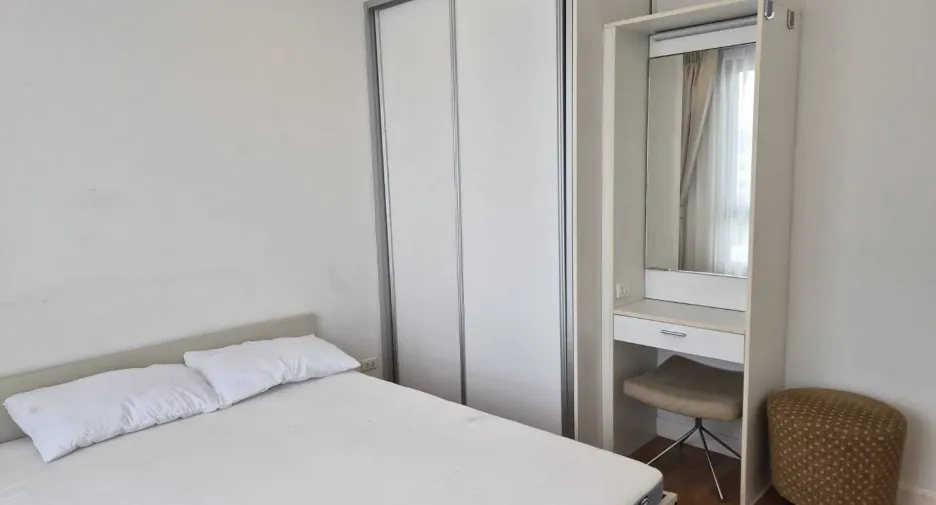 For rent 2 bedrooms condo in Yan Nawa, Bangkok
