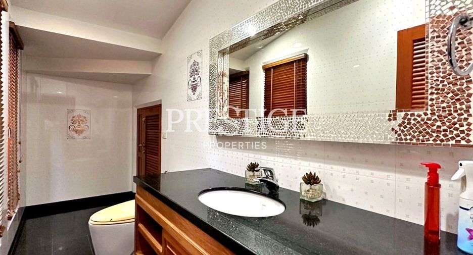 For sale 4 bedrooms house in Na Jomtien, Pattaya