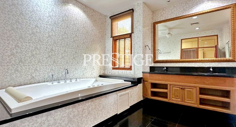 For sale 4 bedrooms house in Na Jomtien, Pattaya