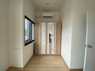 Casa adosada en venta de 3 habitaciones en Bang Phli, Samut Prakan