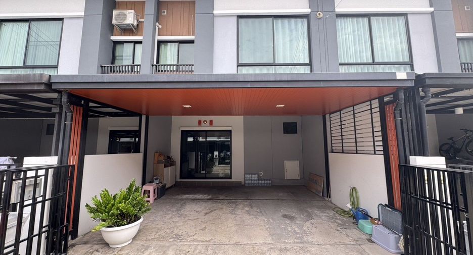 Casa adosada en venta de 3 habitaciones en Bang Phli, Samut Prakan