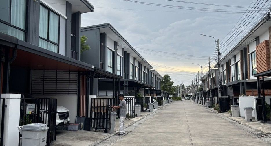Casa adosada en venta de 3 habitaciones en Bang Phli, Samut Prakan