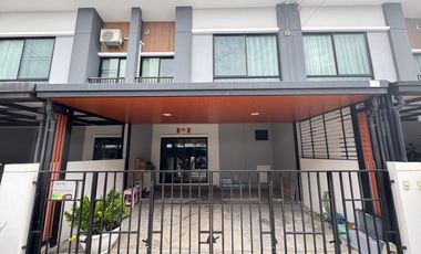 Casa adosada en venta de 3 habitaciones en Bang Phli, Samut Prakan