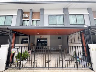 Casa adosada en venta de 3 habitaciones en Bang Phli, Samut Prakan