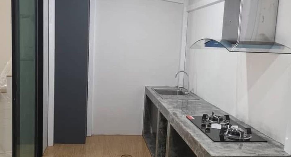 Casa adosada en venta de 3 habitaciones en Bang Phli, Samut Prakan