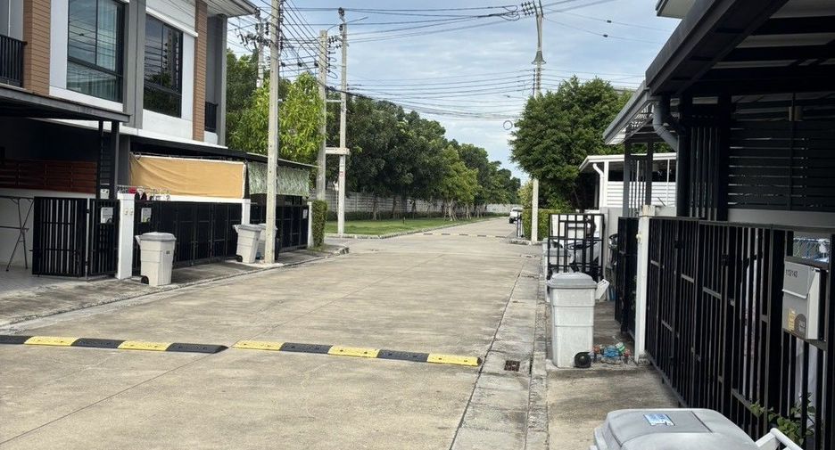 Casa adosada en venta de 3 habitaciones en Bang Phli, Samut Prakan