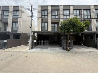 出租 3 卧室 联排别墅 在 Prawet, 曼谷