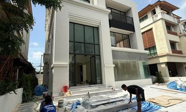 For sale and for rent office in Wang Thonglang, Bangkok