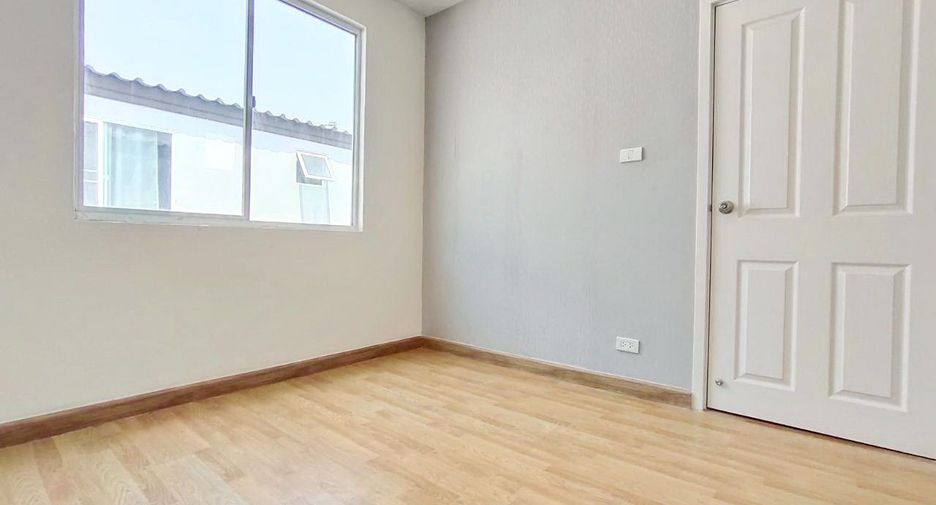 Casa adosada en venta de 3 habitaciones en Khlong Sam Wa, Bangkok