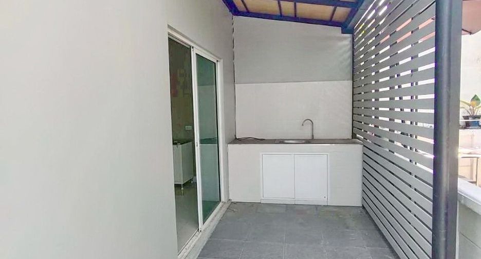 Casa adosada en venta de 3 habitaciones en Khlong Sam Wa, Bangkok