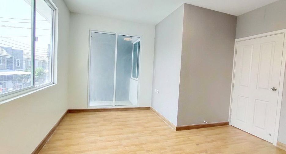 Casa adosada en venta de 3 habitaciones en Khlong Sam Wa, Bangkok