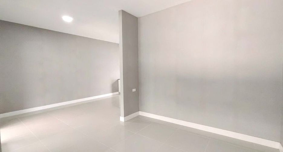 Casa adosada en venta de 3 habitaciones en Khlong Sam Wa, Bangkok