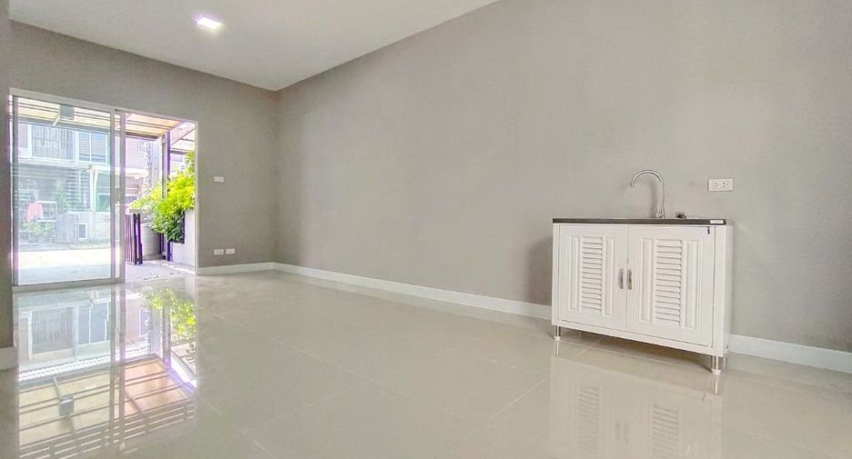 Casa adosada en venta de 3 habitaciones en Khlong Sam Wa, Bangkok