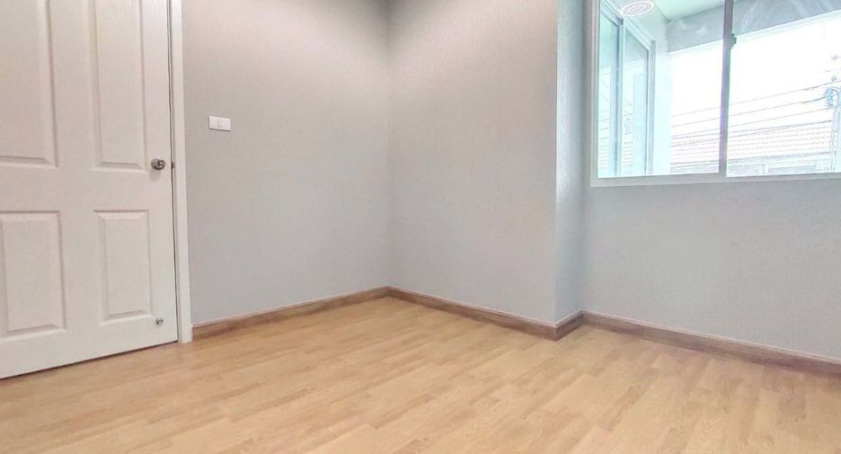 Casa adosada en venta de 3 habitaciones en Khlong Sam Wa, Bangkok