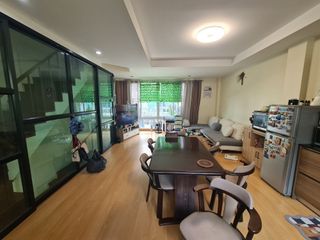 Reihenhaus zum Kauf mit 3 Zimmer in Phra Khanong, Bangkok