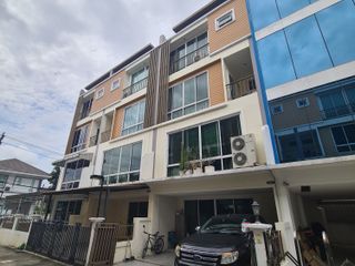 Reihenhaus zum Kauf mit 3 Zimmer in Phra Khanong, Bangkok