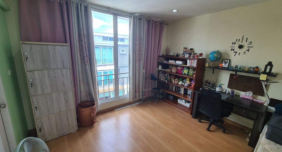 Reihenhaus zum Kauf mit 3 Zimmer in Phra Khanong, Bangkok
