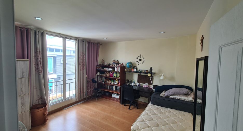 Reihenhaus zum Kauf mit 3 Zimmer in Phra Khanong, Bangkok