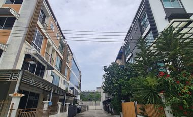 Reihenhaus zum Kauf mit 3 Zimmer in Phra Khanong, Bangkok