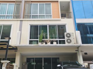 Reihenhaus zum Kauf mit 3 Zimmer in Phra Khanong, Bangkok