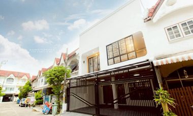 For sale 4 bedrooms townhouse in Wang Thonglang, Bangkok