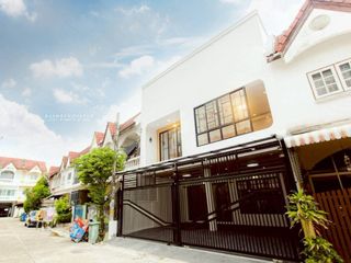 For sale 4 bedrooms townhouse in Wang Thonglang, Bangkok