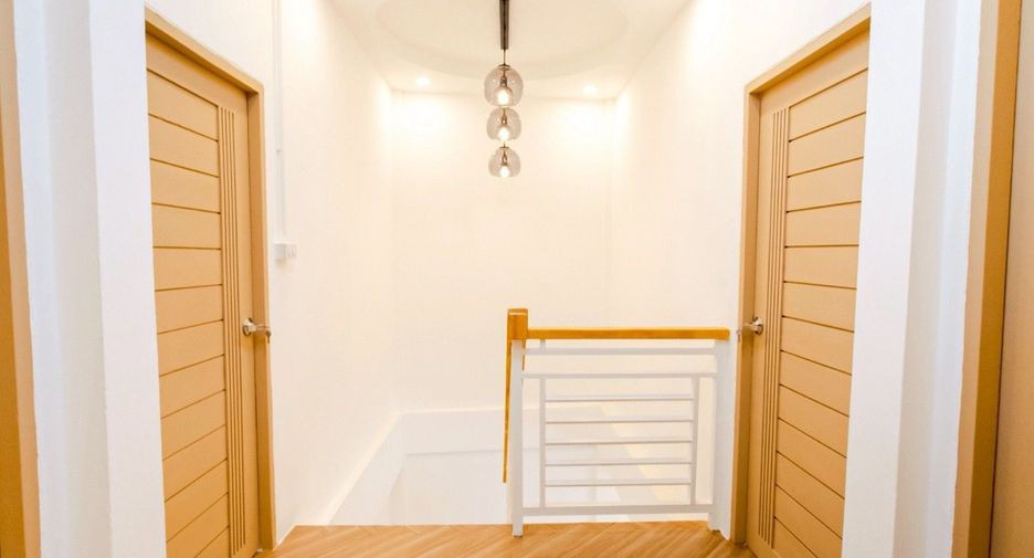 For sale 4 bedrooms townhouse in Wang Thonglang, Bangkok